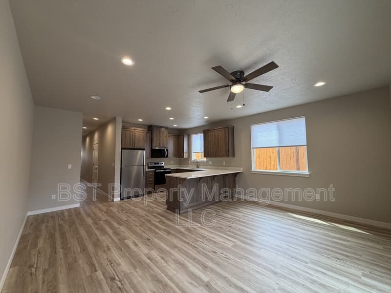 Keizer Townhome: 4035 Filbert St NE, Keizer, OR 97303