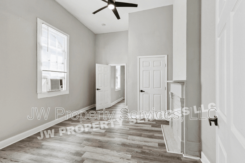 New Orleans House: 910-912 N Prieur St