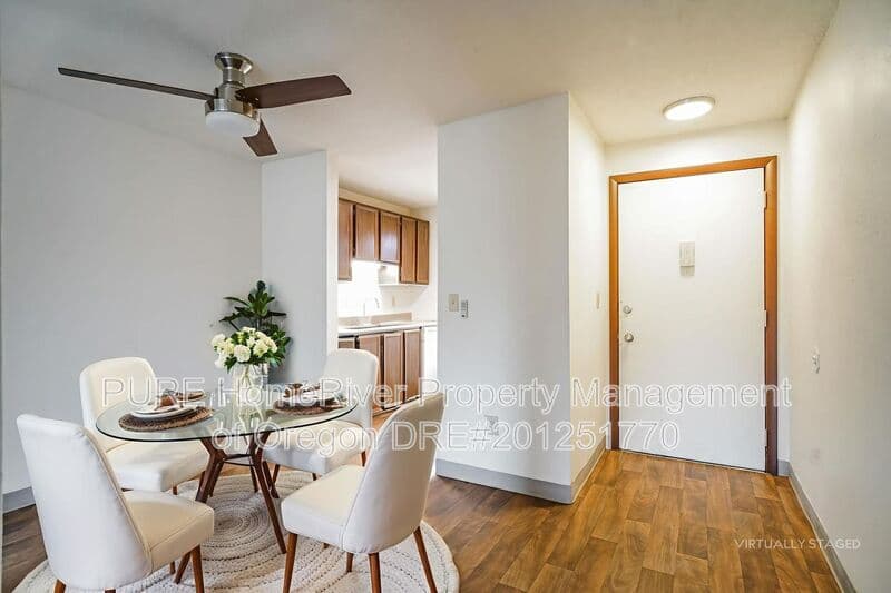 Portland House: 14128 NE Sandy Blvd