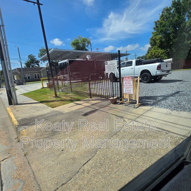 Lafayette House: 136 E Cypress St