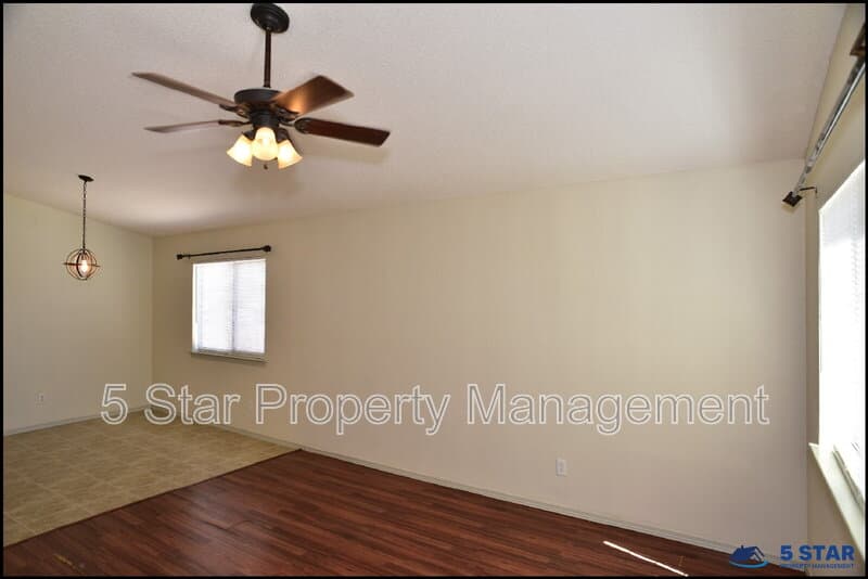 El Paso House: 14325 Island Point Drive