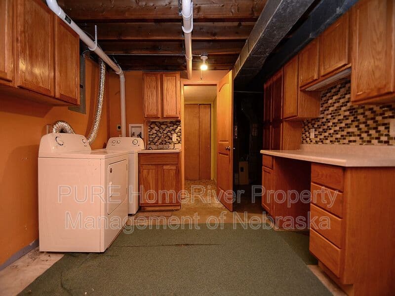 Omaha House: 8608 B St