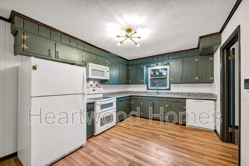Columbia Condo: 1911 Cermack St