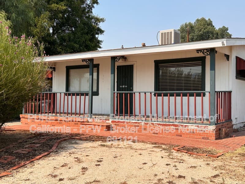 Lake Elsinore House: 703 W Limited Ave