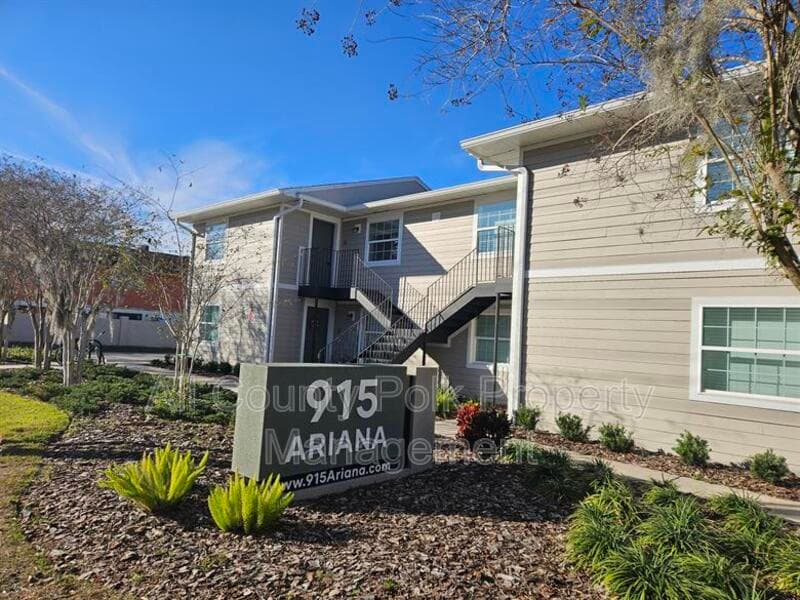 Lakeland Apartment: 915 Ariana St