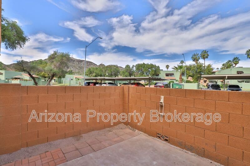 Phoenix Townhome: 851 E. Cochise Dr.