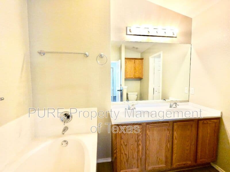 Round Rock House: 932 Monadale Trl
