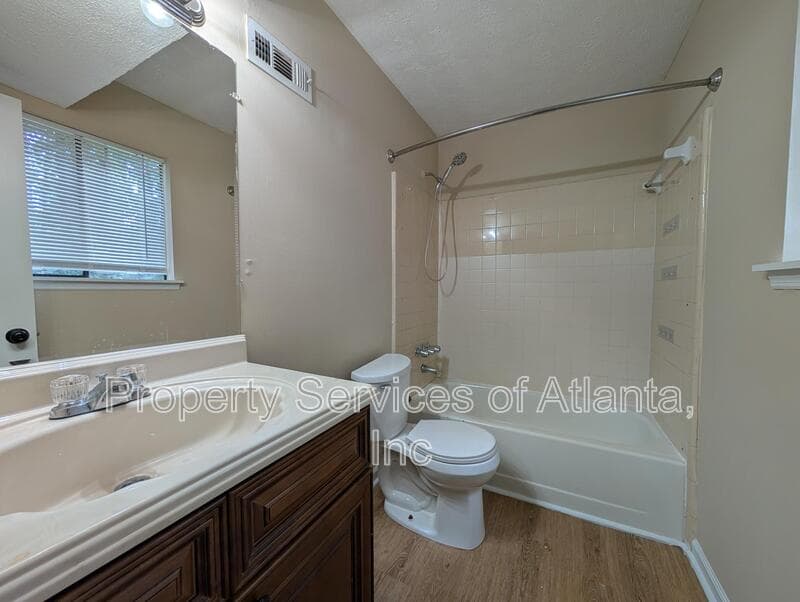 Decatur House: 4341 Old Lake Dr