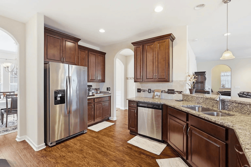 Savannah House: 225 Willow Point Cir