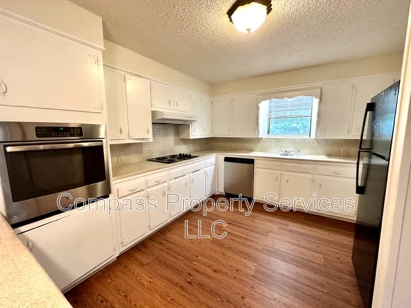 Waco House: 1400 Royal Oaks Dr.