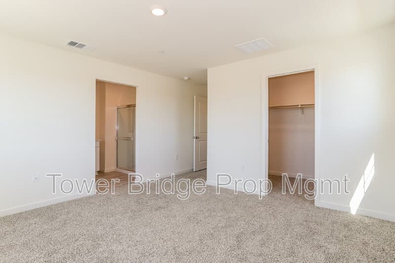 Roseville House: 2033 Blue Star Drive