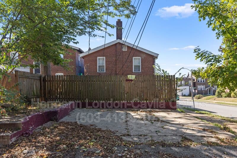 Saint Louis House: 6918 Moellenhoff Street