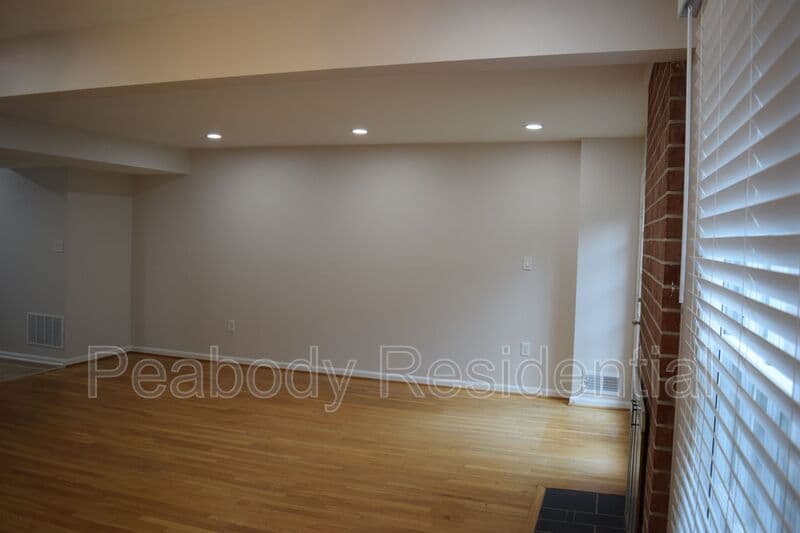Alexandria House: 1013 N Vail St