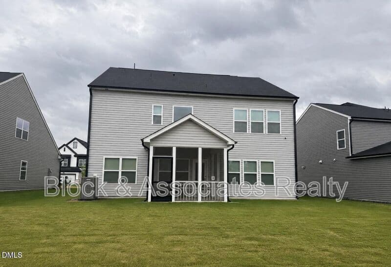 Clayton House: 112 Moonflower Lane