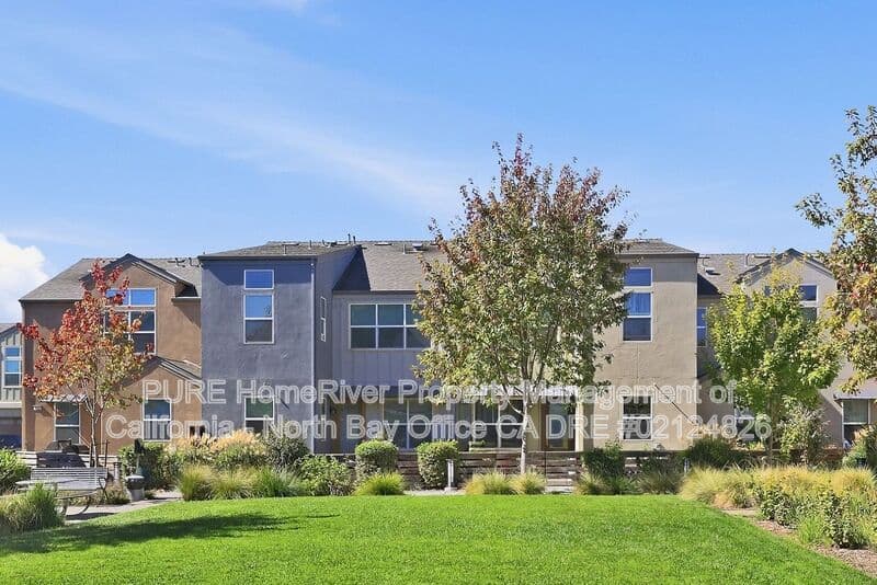 Santa Rosa Townhome: 511 Boyd St