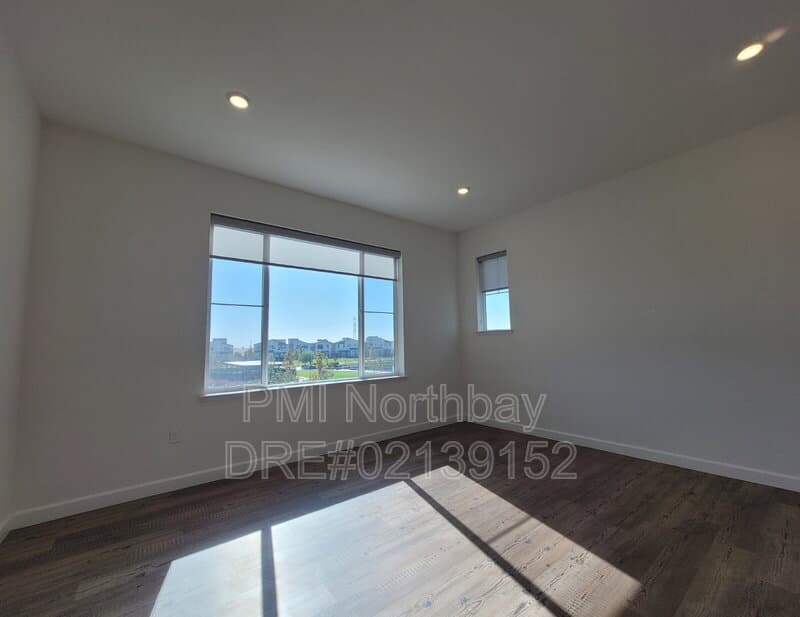 Fairfield House: 2466 Shore Vista