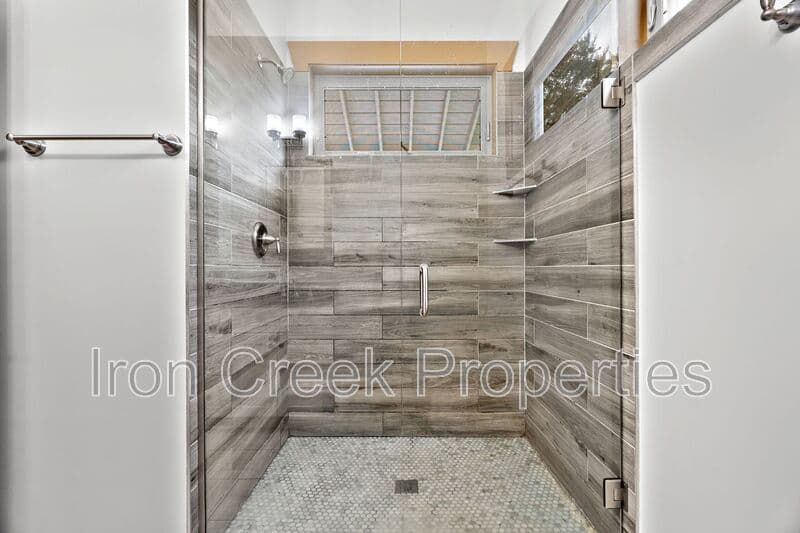 Asheville House: 337 Sand Hill Rd