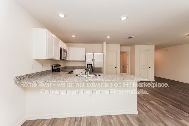 Port Charlotte House: 2465 Crockett St