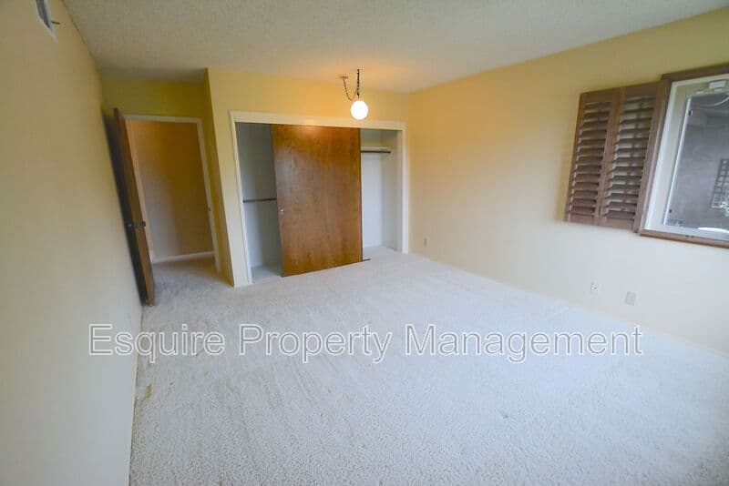 SOMIS House: 5875 N GREENTREE DR