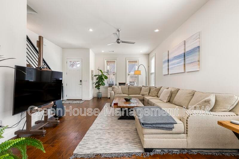 Bentonville House: 636 SW B ST