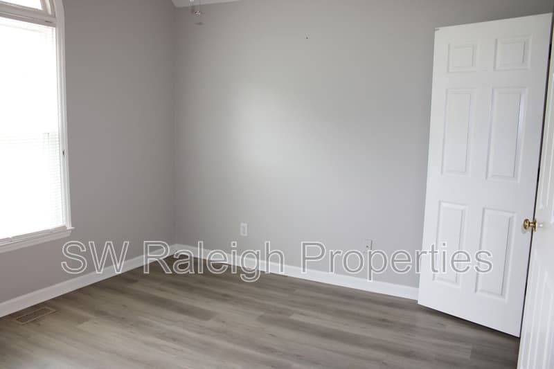 Fuquay-Varina House: 1400 Squire Ridge Drive