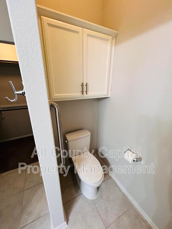 Georgetown House: 201 Oakstone Dr