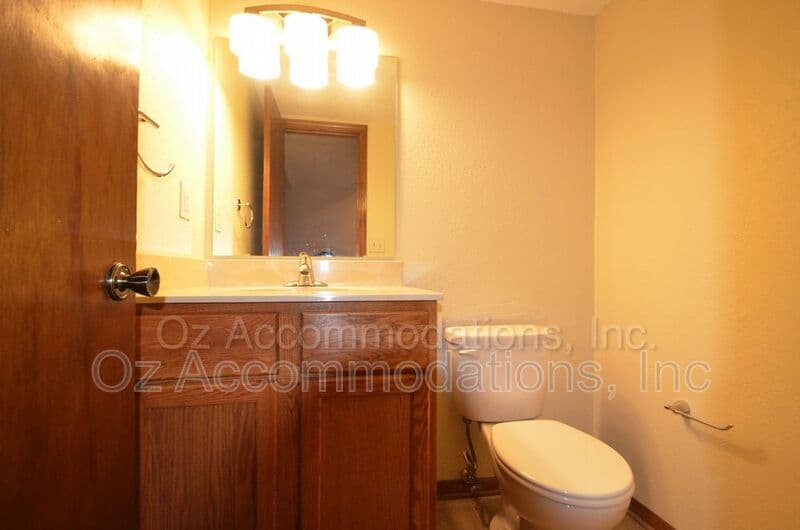 Lee's Summit Townhome: 313 NE Timbercreek Dr.