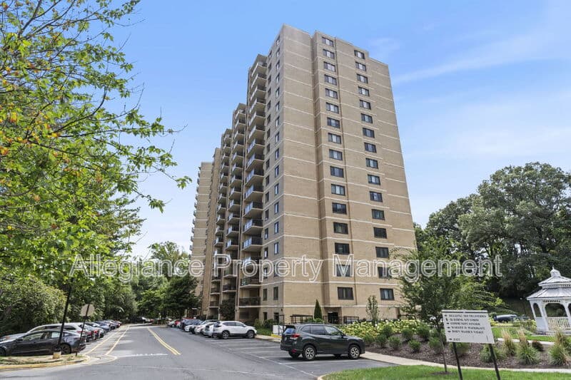 Alexandria House: 309 Yoakum Parkway
