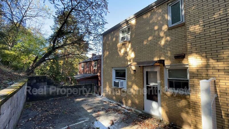 Pittsburgh House: 307 Greenlee Road