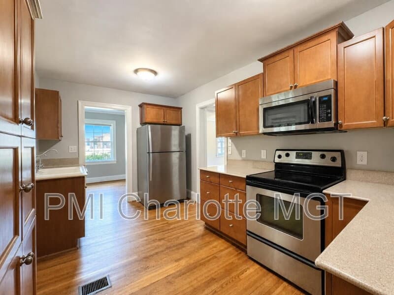 Charlotte House: 614 Marsh Rd