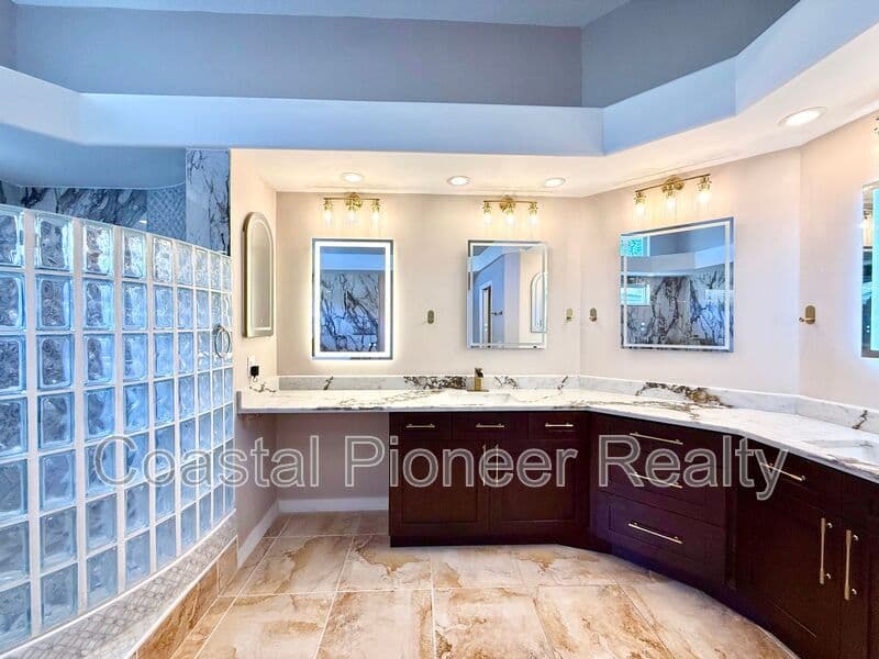 Largo House: 10334 Longwood Dr