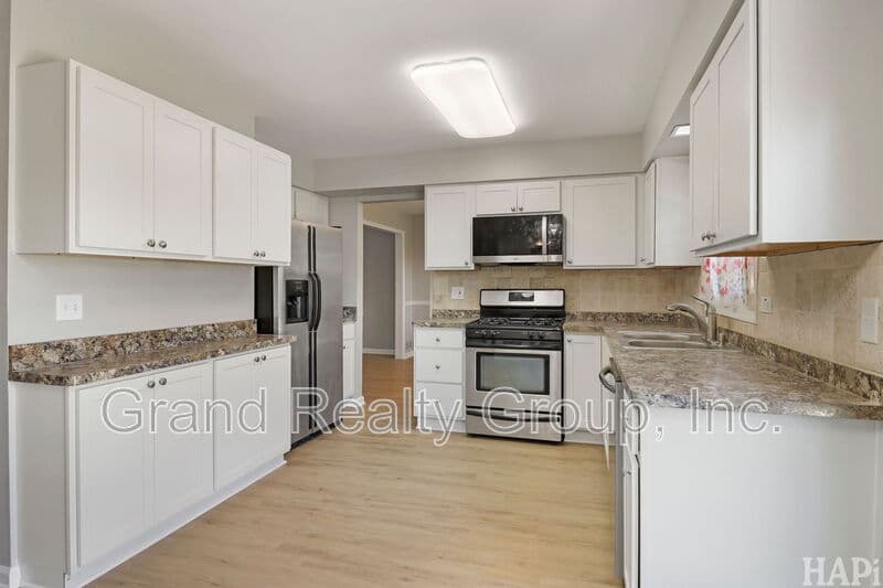 Vernon Hills House: 507 Exeter Place