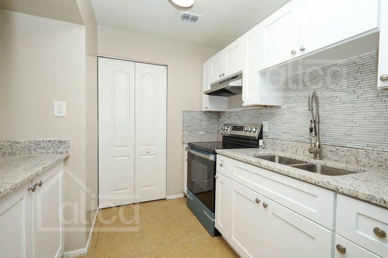 Orlando House: 1700 Ravenall Ave