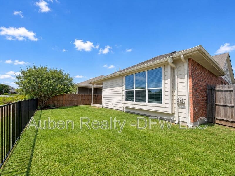 Fort Worth House: 10973 Hawks Landing Road