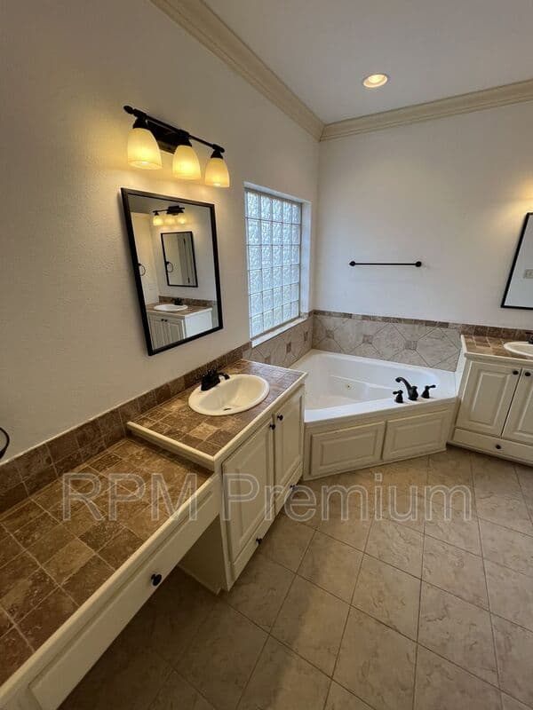 Zachary House: 7335 Oakview Dr.