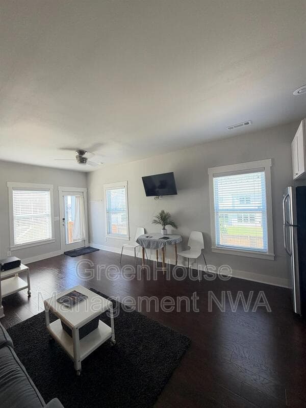 apt
Bentonville House: 452 SW B St