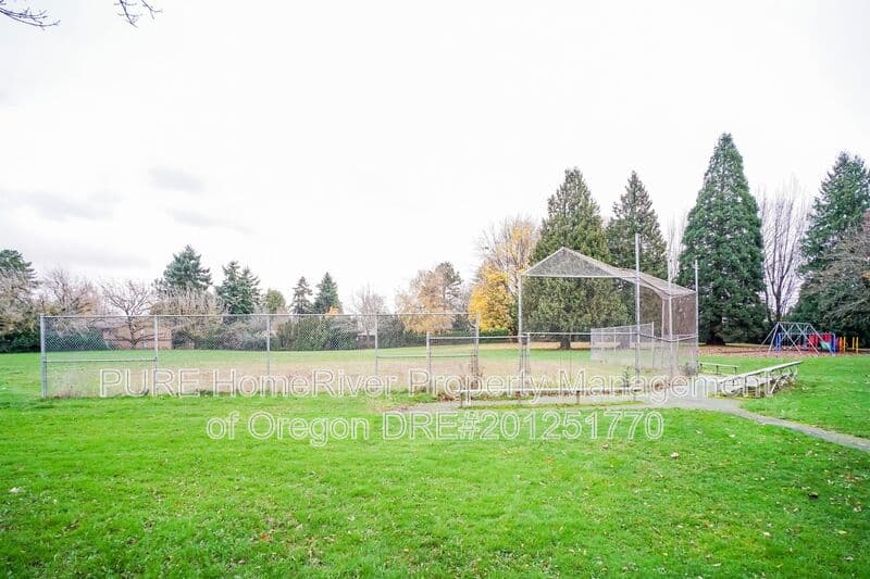 Portland Condo: 14142 NE Sandy Blvd
