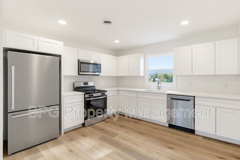 Woodstock Condo: 204 N Muhlenberg St