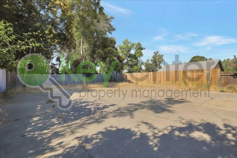 Sacramento House: 4806 Yosemite Avenue