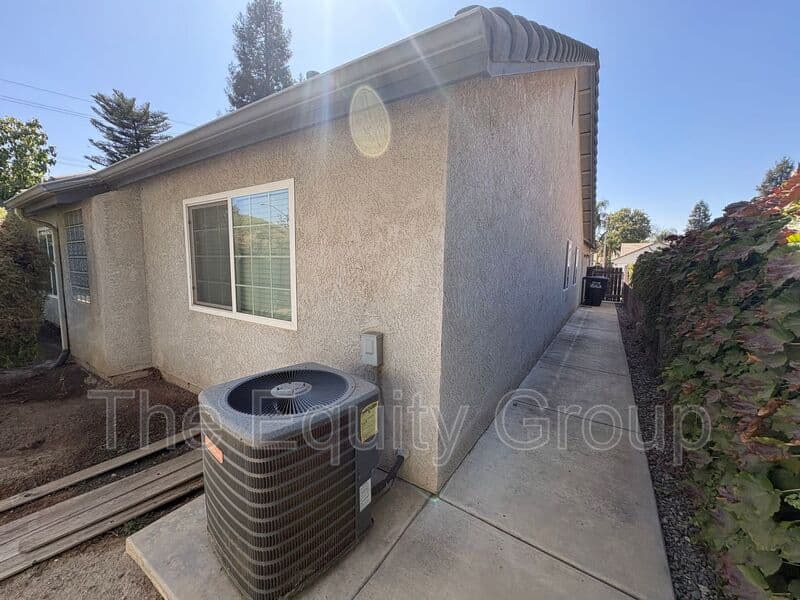 Visalia House: 3524 S. Lincoln Ct