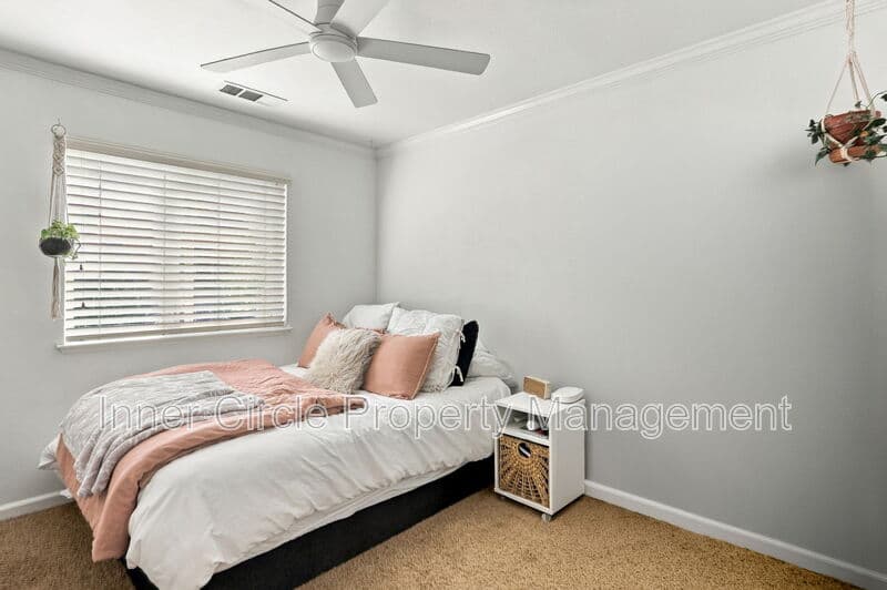 Brentwood House: 374 Olive Street
