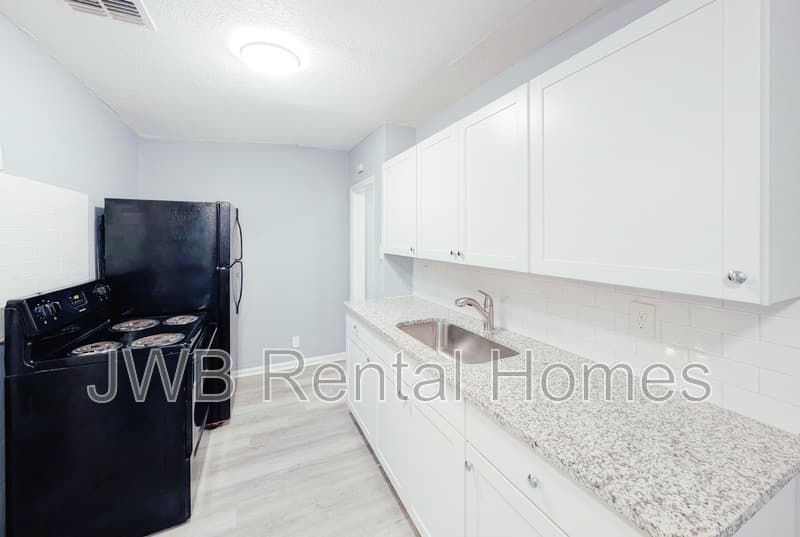 Jacksonville House: 1530 10th St W