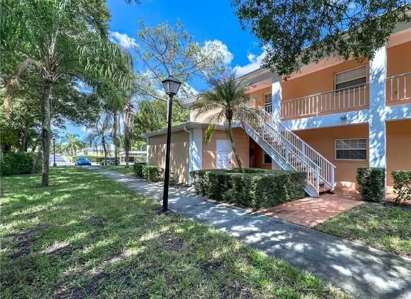 Seminole Condo: 8300 Bardmoor Boulevard - 210