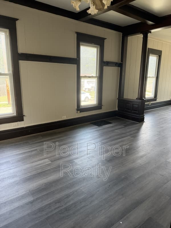 Freeport House: 839 S Adams Ave