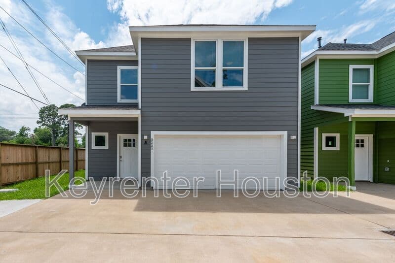Houston House: 8203 Woodlyn Rd
