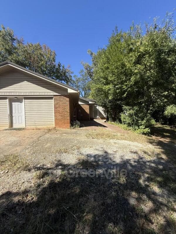 Simpsonville House: 1210 NE Main St