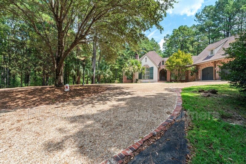 Sumrall House: 107 Raybourn Rd