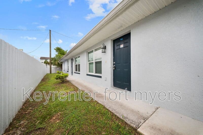 Fort Myers House: 2405 MAPLE AVE