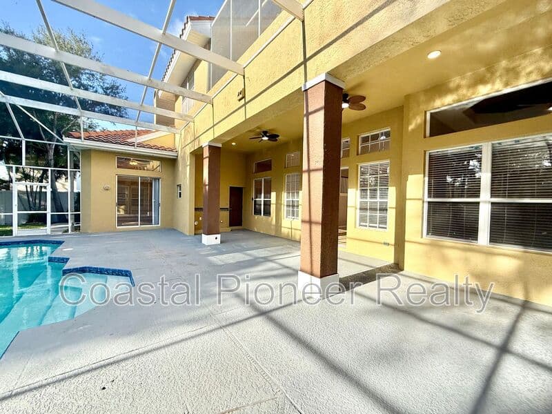 Largo House: 10334 Longwood Dr