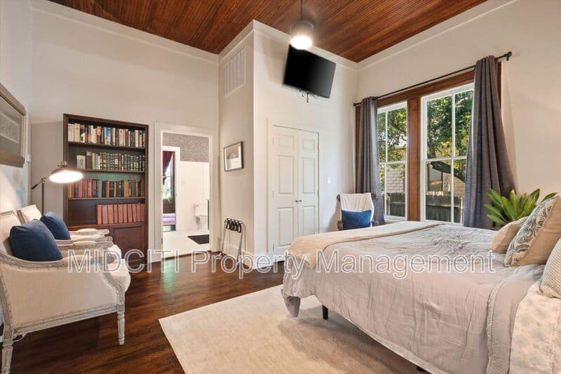 San Marcos House: 1017 W Hopkins St